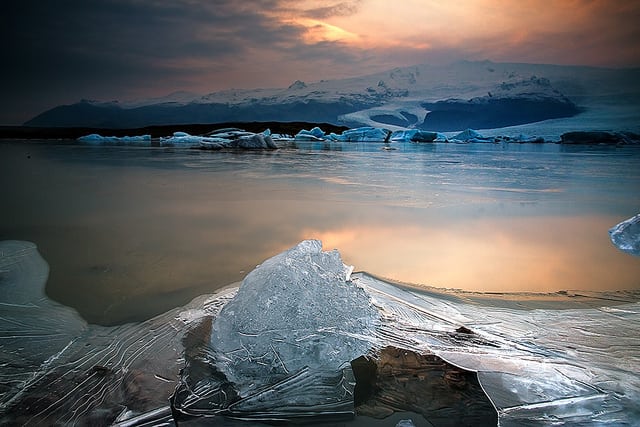 Winter colours at Fjallsarlon glacier lagoon