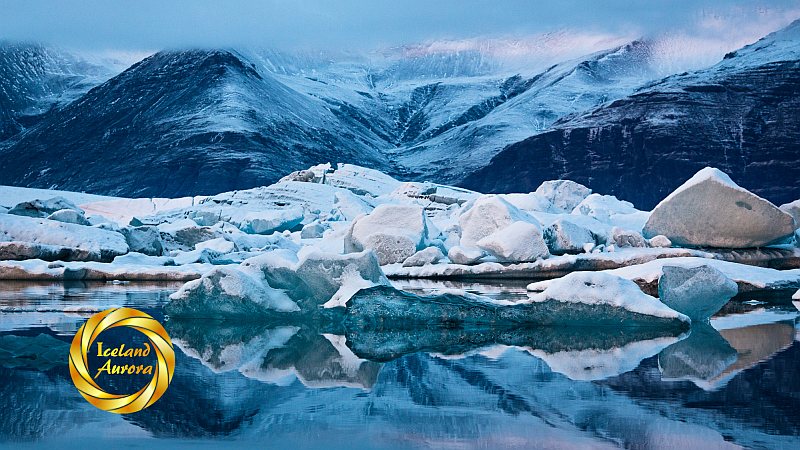 Jökulsárlón glacier lagoon and mountains