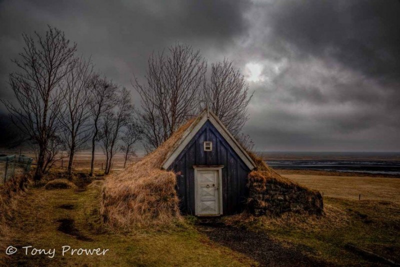 Lómagnúpur in behind Núpsstaður chapel