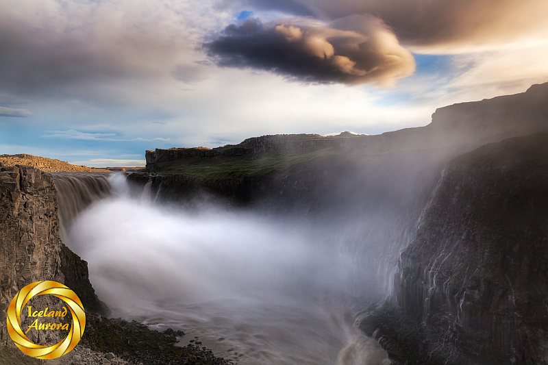 Monocloud over Dettifoss waterfall